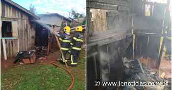 Casa de madeira é atingida por chamas em Xaxim - Lê Notícias