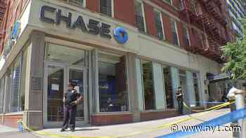 Security guard slashed, seriously hurt at UES bank: police - Spectrum News NY1