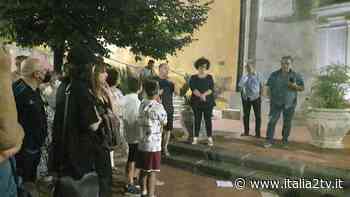 Sit-in di solidarietà a LiLo. Oltre cento persone davanti al locale chiuso a Sala Consilina dopo un'aggressione - Italia2TV