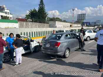 Carambola en el Paso Express Cuernavaca: chocan 10 autos en carriles centrales - Diario de Morelos