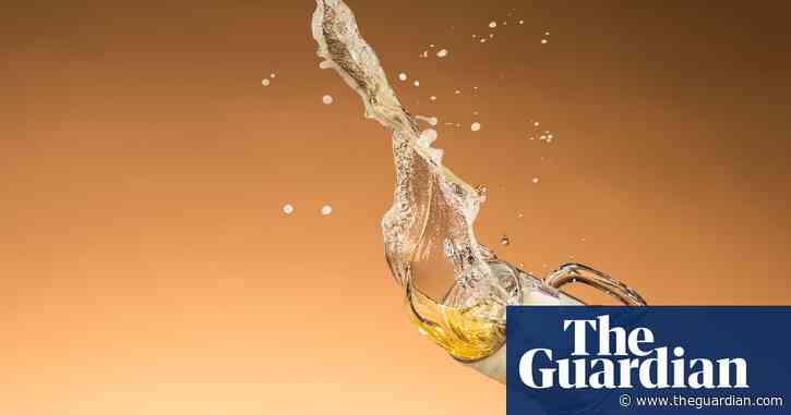 Avoid booze and close the curtains: how to cope in England’s 40C heatwave