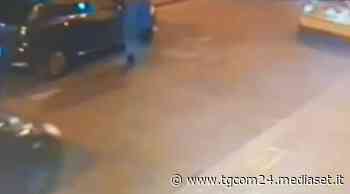 Aversa, ragazza scippata e trascinata da un’auto in corsa: è "caccia" al bandito - TGCOM