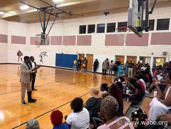 Atlanta Mayor Dickens meets with Forest Cove residents to ease relocation concerns – WABE - WABE 90.1 FM