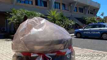 Ostia, sigillati i cestini usati dal commissariato: “Non sappiamo più dove gettare i rifiuti”