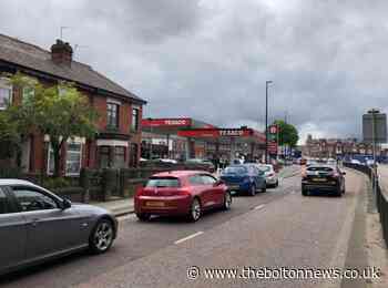Walkden Limes Service Station: Cars queue to take advantage of prices