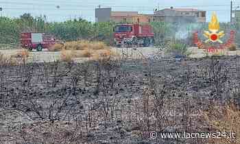 Emergenza roghi - Incendi nel Reggino, in fiamme la vegetazione nel pressi dell’aeroporto Tito Minniti: disagi per i voli - LaC news24