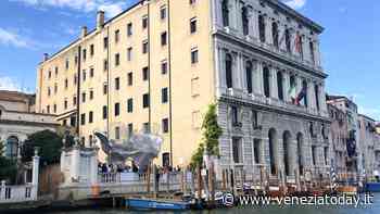 Svelata la nuova opera di Lorenzo Quinn: «Da Venezia può nascere un messaggio positivo» | VIDEO - VeneziaToday