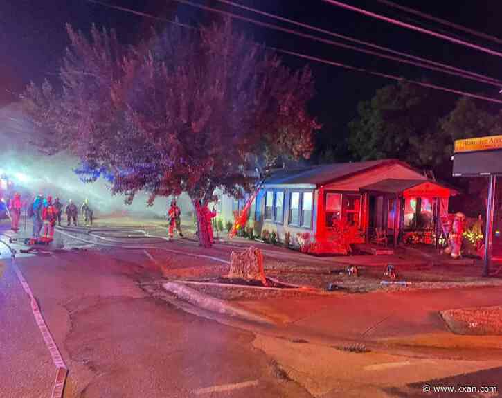 Fire burns commercial building in south Austin