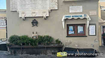 Capri: continua la triste abitudine di abbandonare i rifiuti in piazzetta, ai piedi del Monumento in ricordo ai Caduti in Guerra - Positanonews - Positanonews