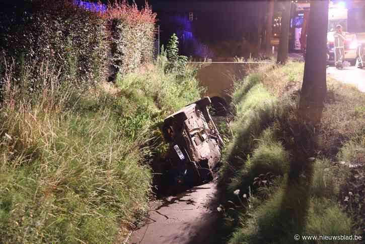 Auto knalt tegen boom en belandt in gracht in Geel, maar hulpdiensten treffen geen bestuurder aan: vrouw was naar huis gewandeld
