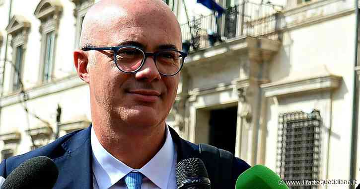 Governo, il ministro M5s D’Incà si dice “preoccupato”. Poi fa l’elenco di riforme e decreti che rischiano di saltare con la crisi