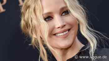 Jennifer Lawrence greift (auch im Sommer) zur ultra-lässigen Baggy-Denim - VOGUE Germany