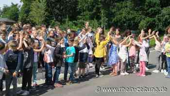 Neuer Buswendeplatz in Düngenheim: Kinder singen fröhliches Bushaltestellenlied - Rhein-Zeitung