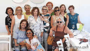 La cena tutta in rosa della 3C della Scuola Magistrale di Fossombrone per i 50 anni dal diploma - Vivere Fano