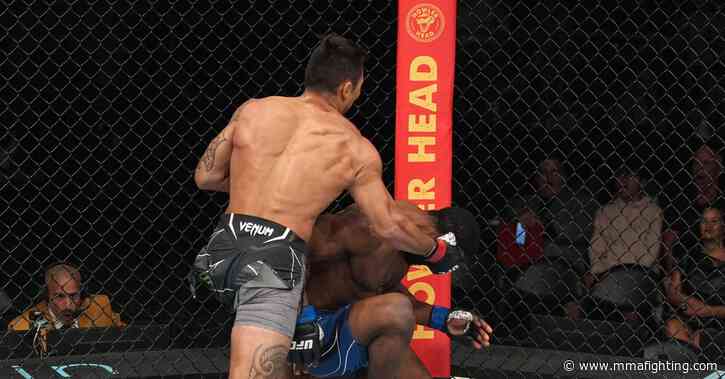 UFC Long Island video: Punahele Soriano blasts Dalcha Lungiambula with power punches to overcome slow start