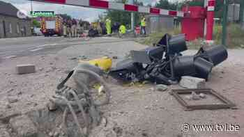 Wagen over de kop aan spoorwegovergang in Zonhoven - TV Limburg