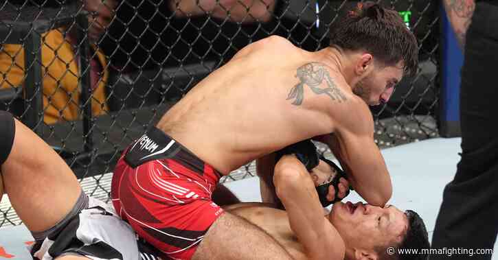 UFC Long Island video: Matt Schnell pulls off ridiculous comeback submission to put Sumudaerji to sleep