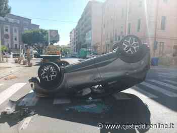 Cagliari, sbanda dopo aver colpito un'auto parcheggiata in via Tuveri e si ribalta: un uomo all'ospedale - Casteddu Online