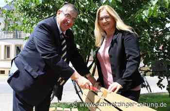 Dr. Karl A. Lamers sorgt für Sitzbank in Eppelheim - Eppelheim - Nachrichten und Informationen - Schwetzinger Zeitung