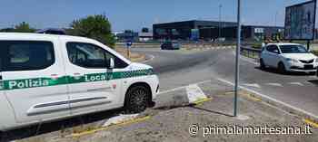 Incidente a Cambiago, auto tamponata finisce in mezzo alla rotonda - Prima la Martesana