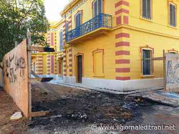 Trani, a fuoco parte della recinzione di Villa Bini e tutti i rifiuti che nascondeva - ilgiornaleditrani - Radio Bombo