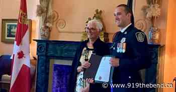 Fredericton Officer Presented With Life-Saving Award - 91.9 The Bend