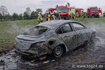 Mysteriöser Auto-Brand bei Dresden: Opel fackelt auf Feld ab, wer hat ihn da abgestellt? - TAG24