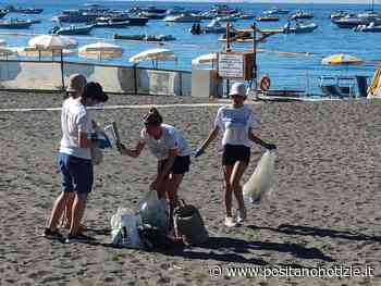 Maiori, volontari internazionali di "Acarbio Costiera Amalfitana" ripuliscono la spiaggia libera - Positano Notizie