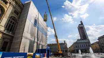 Il volo delle statue di Palazzo Madama a Torino verso il restauro: sono alte più di 4 metri e pesanti oltre 3 tonnellate - La Stampa