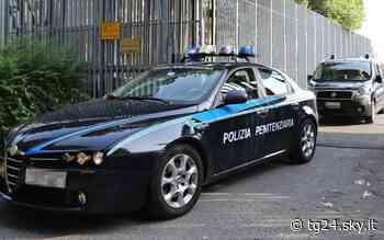 Cuneo, aggredisce tre agenti: in cella aveva un minicellulare - Sky Tg24