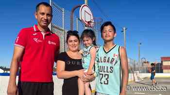 This Calgary youth basketball coach is helping more kids experience sport - CBC.ca