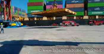 Brindisi, la Cerus nel porto: aperta la stiva da dove è nato l'incendio - La Gazzetta del Mezzogiorno