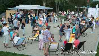 Coole Strandatmosphäre in der Priener Beachbar: Das wird neben Sand und kühlen Drinks noch geboten