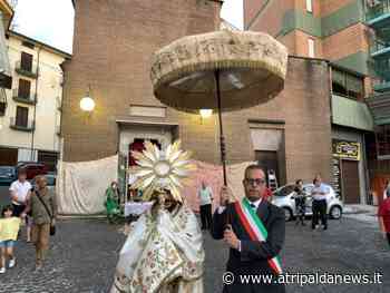 Tanti fedeli domenica sera ad Atripalda per la processione del Corpus Domini. Foto - Atripalda News