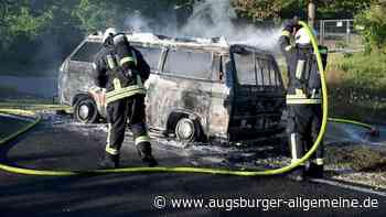 VW-Bus in Ulm brennt komplett aus