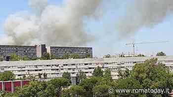 Incendio a Roma: alta colonna di fumo da via della Pisana, vigili del fuoco sul posto