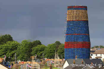Tragischer Unfall: Mann stürzt bei Bau von meterhohem Signalfeuer ab und stirbt - TAG24