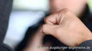 Mann attackiert Beamte und verletzt Polizistin am Kopf