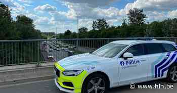 Zware avondspits op E40 in Erpe-Mere: nadat wagen richting kust op dak belandt ook persoonsongeval richting Brussel - Het Laatste Nieuws