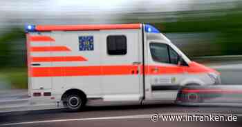 Kreis Bayreuth: Auto kracht gegen Betonrohr in Straßengraben - Fahrer (25) lebensgefährlich verletzt