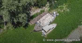 Siccità, lo spettacolo (triste) delle navi in secca nel Po tra Parma e Reggio - Gazzetta di Parma