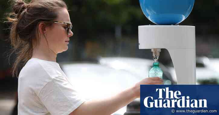 UK heatwave: people urged not to use trains from Monday