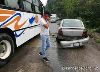 Autobús impacta a auto sobre la carretera Misantla-Martínez de la Torre - Imagen del Golfo
