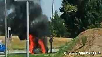 Auto distrutta dalle fiamme a Ferrara - VIDEO - Telestense