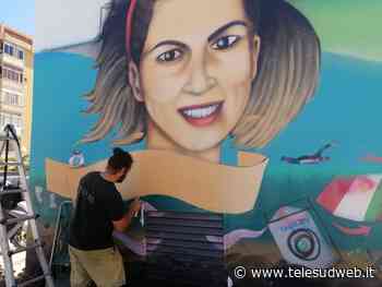 Il murales di Francesca Morvillo, Nanno Gandolfo all’opera per ripristinarlo - Telesud