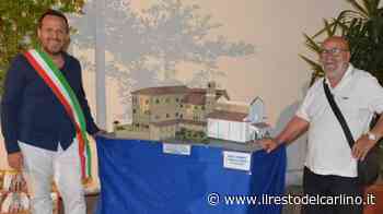 Mario Brachetta dona un’opera in miniatura al sindaco Mauro Romoli - il Resto del Carlino