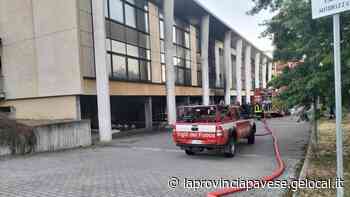 Mortara, incendiati 300 banchi: ora è caccia ai vandali delle scuole medie - La Provincia Pavese