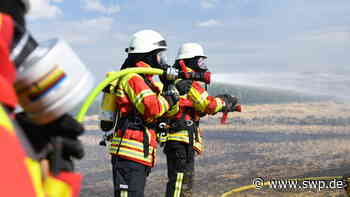 Feuerwehreinsatz in Ehingen: Schwarzer Rauch über Waldgebiet: Feuerwehr rückt an B492 aus. Das steckte dahinter - SWP