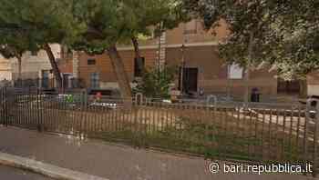 Accoltellato per aver difeso una donna, a Bari arrestato l'aggressore del senzatetto ferito in piazza Balenza… - La Repubblica