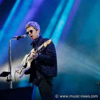 Wonderstraw: Noel Gallagher sings into straws to warm up his voice